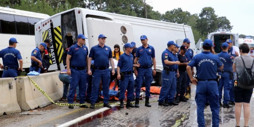 Antalya’da minibüs otel servisine arkadan çarptı:3 ölü, 11 yaralı