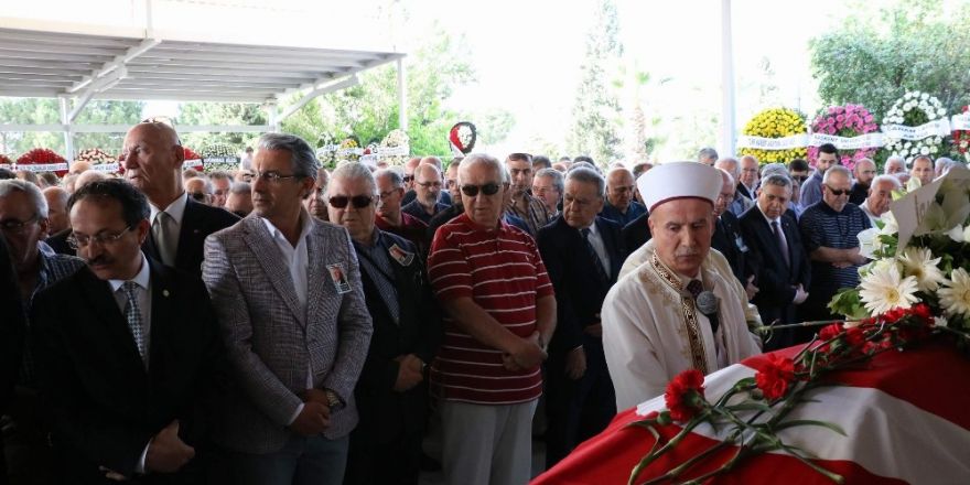 Kazada ölen eski rektör toprağa verildi