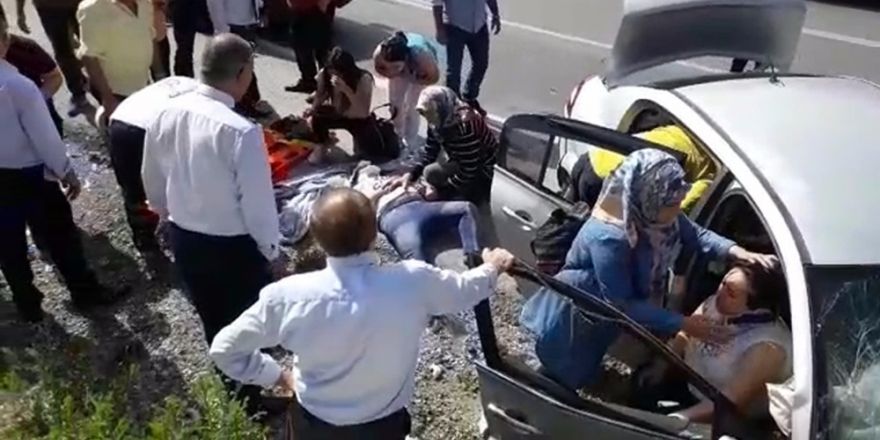Antalya’da kontrolden çıkan otomobil kayalıklara çarptı: 6 yaralı