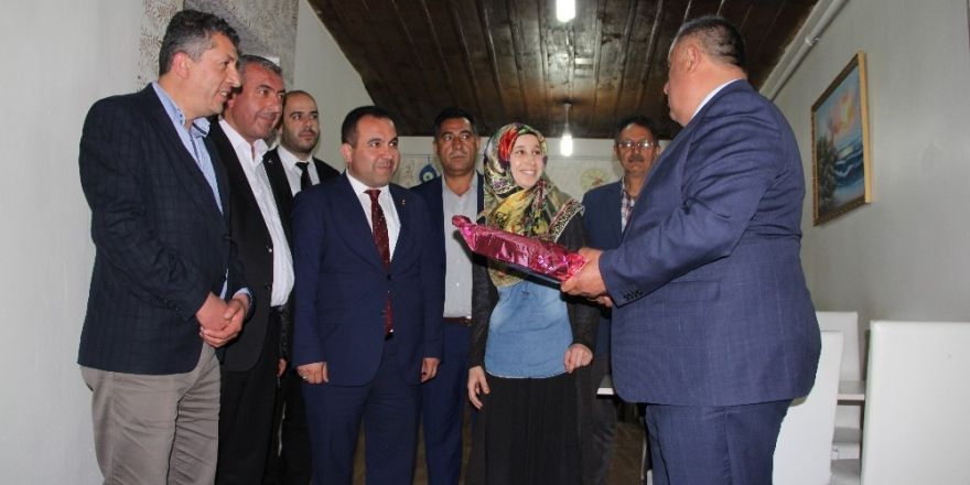 Otopark görevlisini alevlerin arasından kurtaran kahraman kıza Başkan Gür’den ziyaret