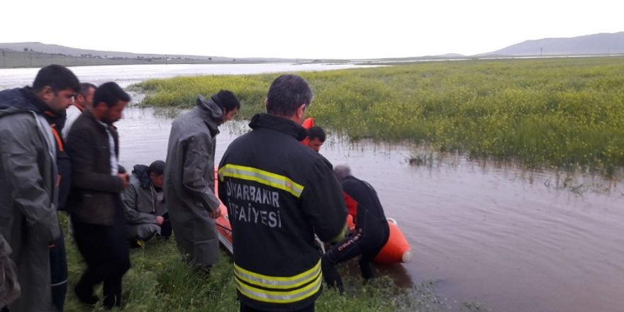 Diyarbakır’ın Ergani ilçesine bağlı Alitaş köyünde sağanak yağış nedeniyle sel meydana geldi. Sel nedeniyle 1’i çoban 5 vatandaş ile küçükbaş hayvanlar mera alanında mahsur kaldı, çok sayıda arı kovanı sel sularına kapıldı.
