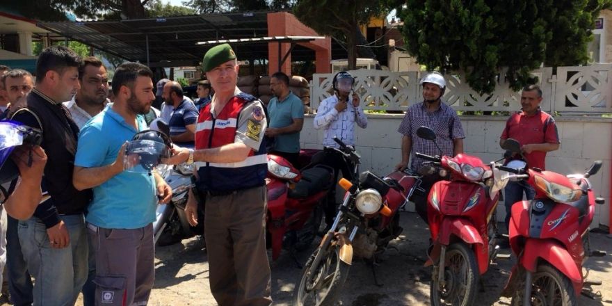 Jandarmadan motosiklet sürücülerine ceza yerine kask