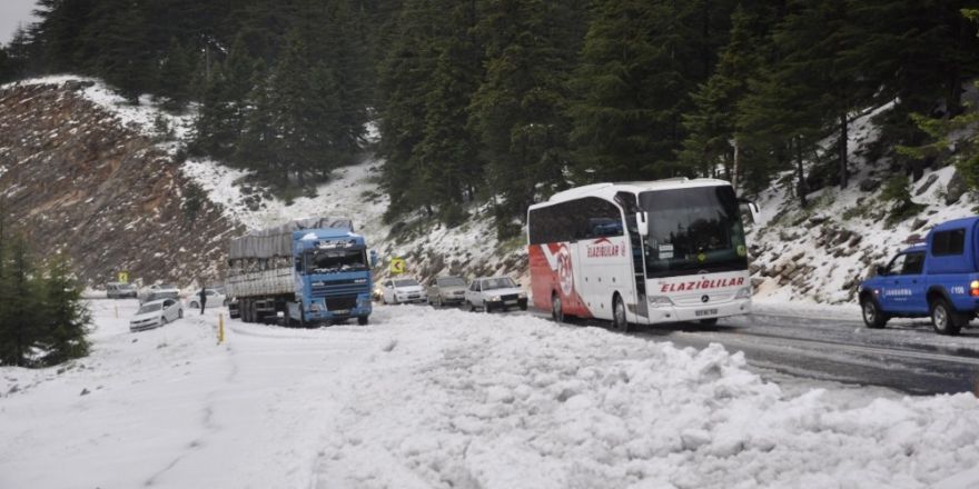 Mayıs ayında şortla araçlarını kardan kurtardılar