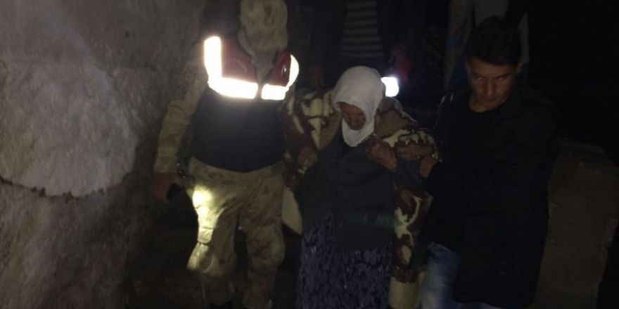 Jandarma 80 Yaşındaki Alzaymır Hastasını Donmak Üzere İken Buldu