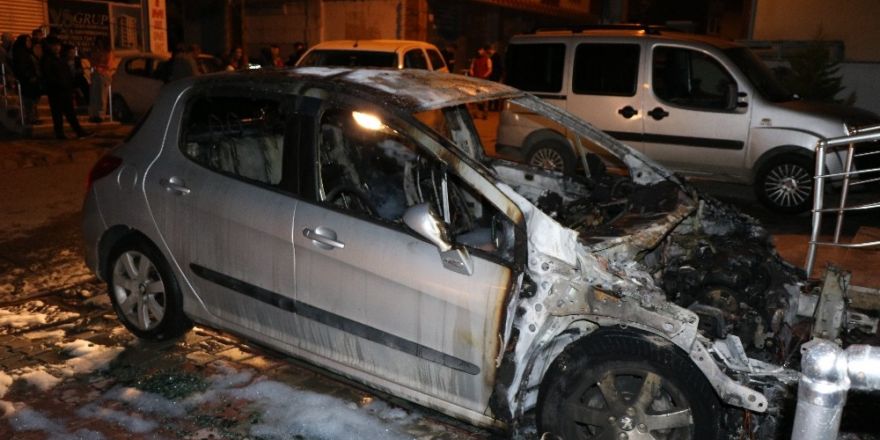 Boşandığı eşinin otomobilini benzin döküp yaktı