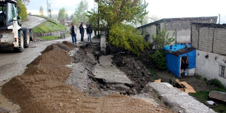Erzurum’da doluyla karışık sağanak yağış etkili oldu
