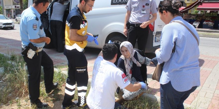 Antalya’da para nakil aracı yaşlı kadına çarptı