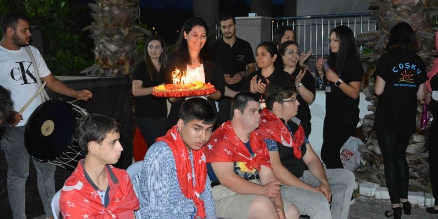 Temsili askerlik yapacak engellilere kına yakıldı