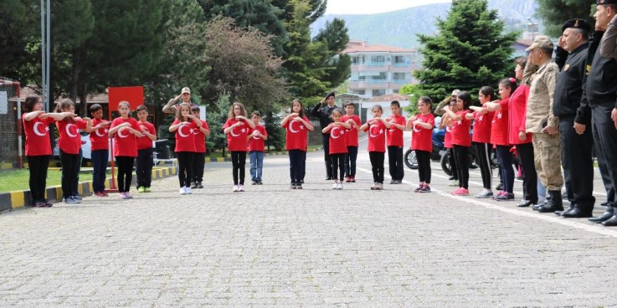 Öğrencilerden askerlere işaret diliyle İstiklal Marşı sürprizi
