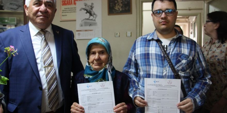 Aşçılık eğitimi alan görme engellilerin sertifika heyecanı