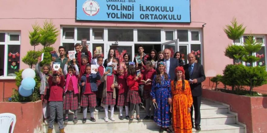 Biga Hamdibey Mesleki ve Teknik Anadolu Lisesi öğrencilerinden kardeş okuluna kitap hediyesi