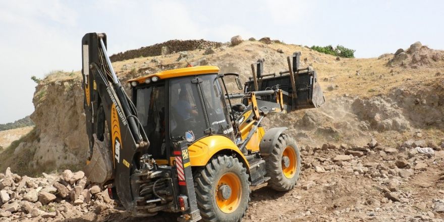 Yunusemre’den Karakılınçlı’da yol çalışması