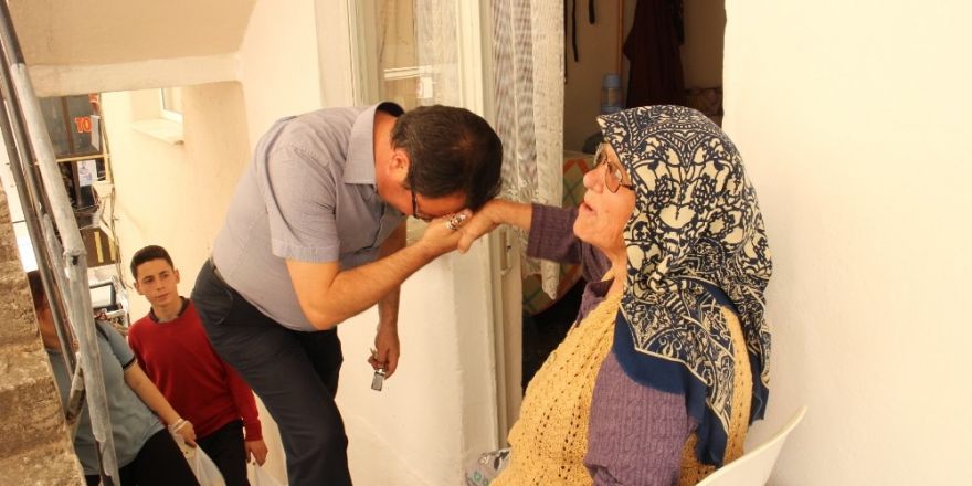 Kuşadası’nda ögrencilerden Anneler günü hediyesi