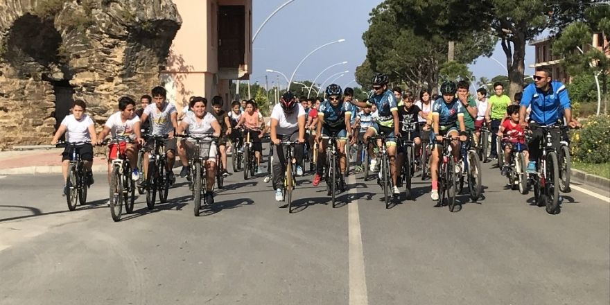 200 öğrenci bisikletle okula geldi