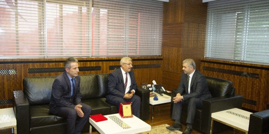 Kahraman şoförlere Başkan Çelik’ten plaket