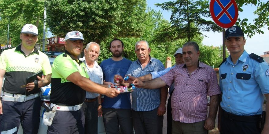 Malkara polisinden sürücülere kolonya ve şeker ikramı