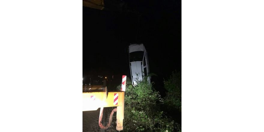 Uçuruma yuvarlanan araç, ağaçlara takılarak durdu