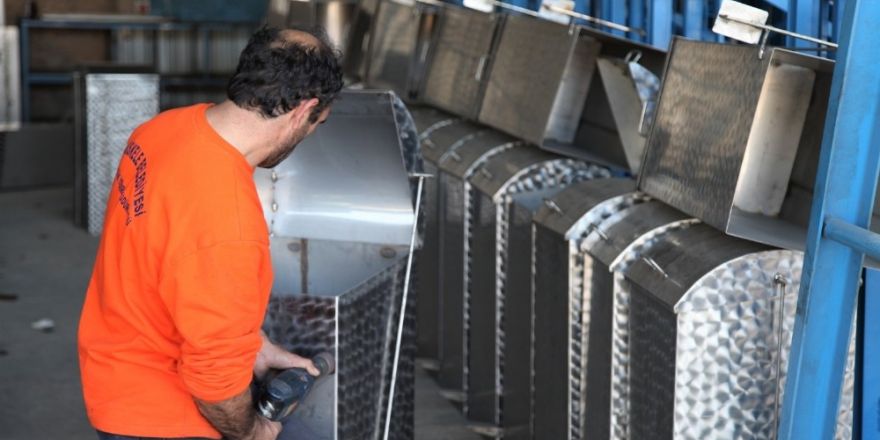 Başiskele Belediyesi çevre dostu çöp konteynerleri imal ediyor