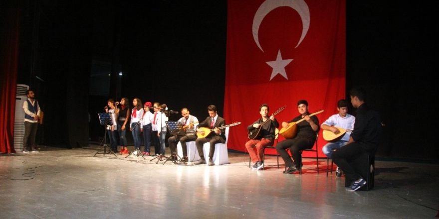 Suriyeli ve Türk öğrencilerden muhteşem yıl sonu gösterisi