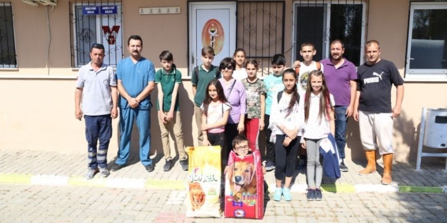 Öğrenciler yavru köpekleri elleriyle besledi