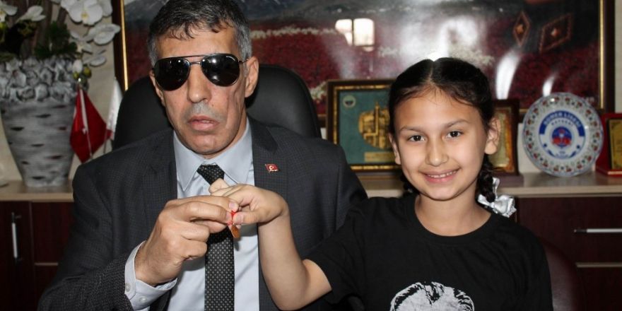 Yarışmadan kazandığı çeyrek altını Şehit Ve Gaziler Derneğine verdi