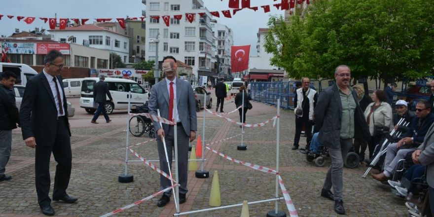 Engelliler ile empati kurmak için zorlu parkuru geçtiler