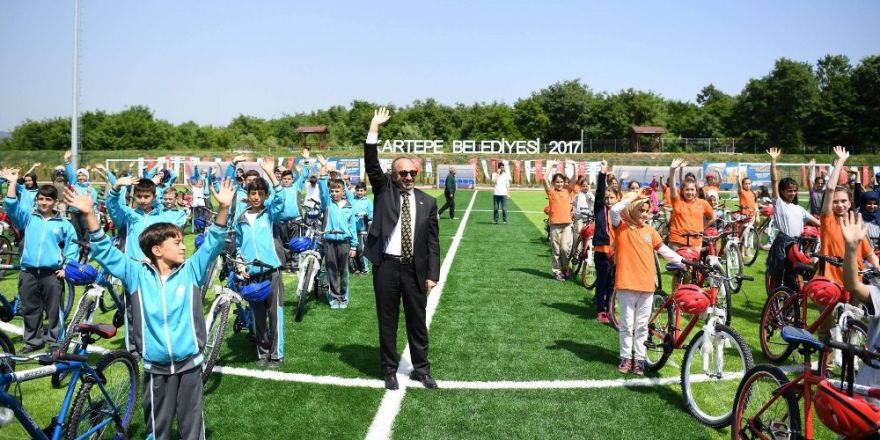 Kartepe’de bisiklet dağıtımı devam ediyor