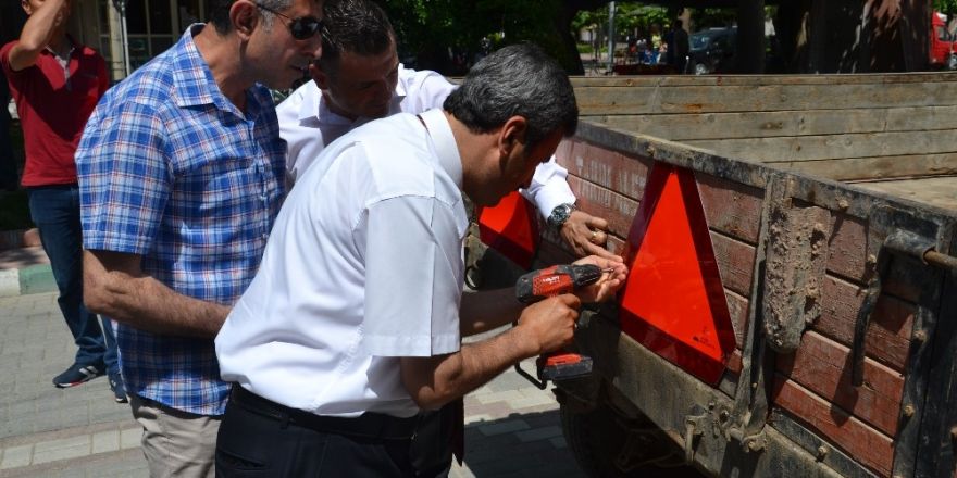 Saruhanlı’da sürücülere ücretsiz reflektör ve kask dağıtıldı