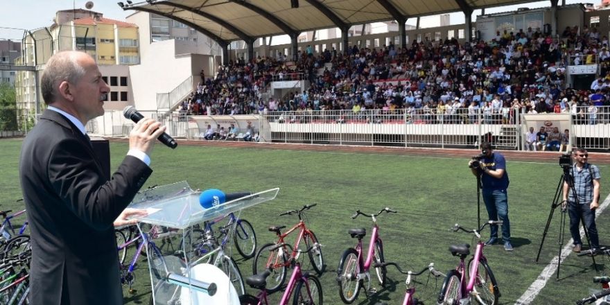 Fatih Belediyesi en çok atık toplayan 650 çocuğa bisiklet hediye etti