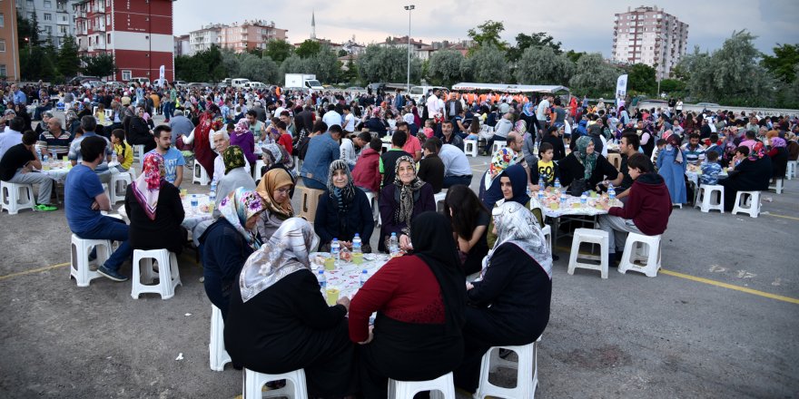 Pekyatırmacı, "İftar sofraları birlik ve beraberliğimizi geliştiriyor"