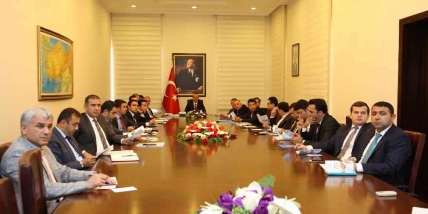 Vali Yavuz’dan kaymakamlara: “Halkın gönlüne girin, kibirli olmayın”