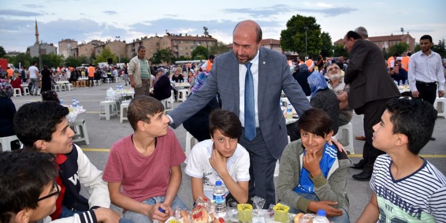 Pekyatırmacı, "İftar sofraları birlik ve beraberliğimizi geliştiriyor"