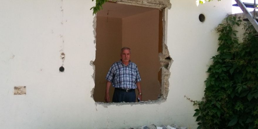 Hırsızlar evde çalacak bir şey bulamayınca kapıları ve pencereleri söktü