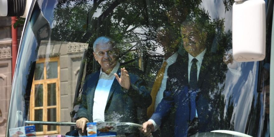Başbakan Binali Yıldırım, Kars Valiliği ve Harakani Türbesini ziyaret etti