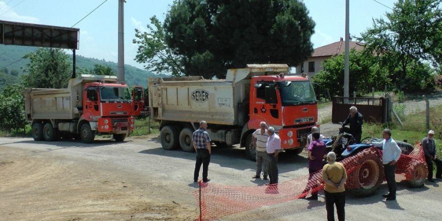 Taş ocağına giden kamyonların tozundan bıkan köylüler yol kapattı
