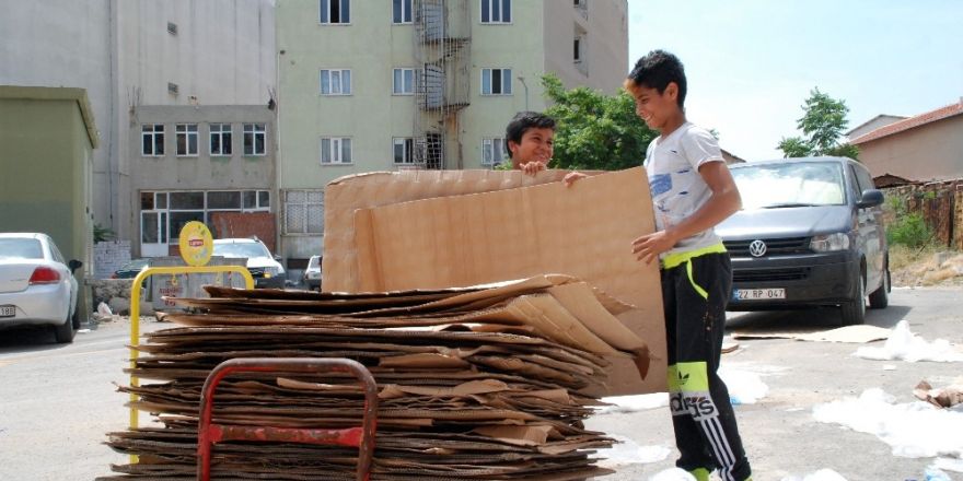 Yaşıtları tatil heyecanında, onlar ekmek davasında