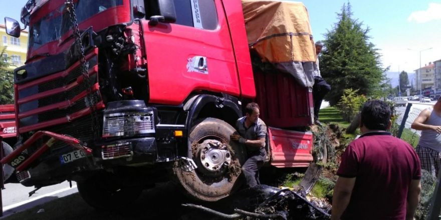 Isparta’da sebze yüklü tır devrildi