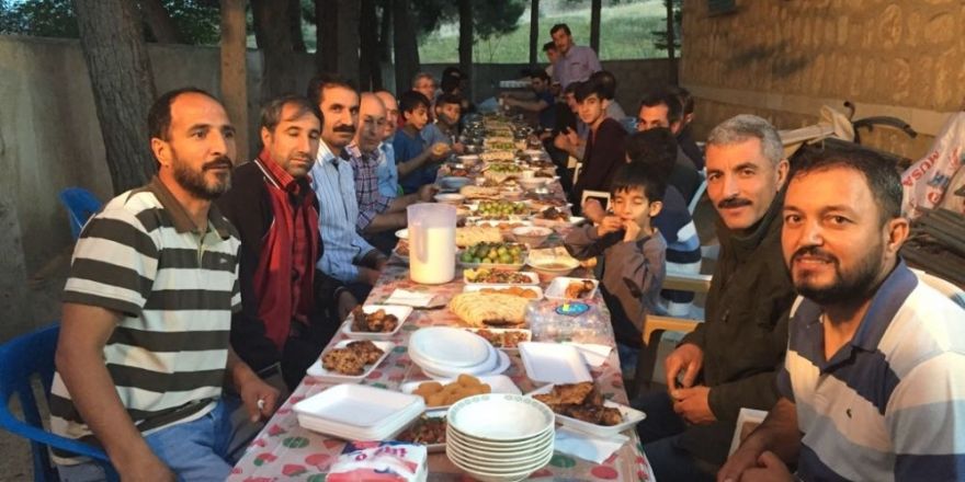 İmam cami cemaatine iftar yemeği verdi