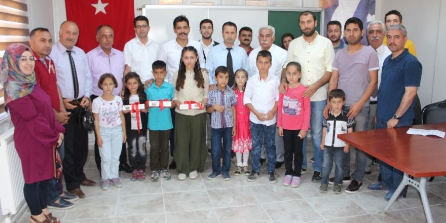 Samsat’ta en çok kitap okuyan öğrenciye altın hediyesi