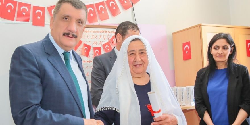 Okuma-yazma öğrenen kadınlara belge verildi