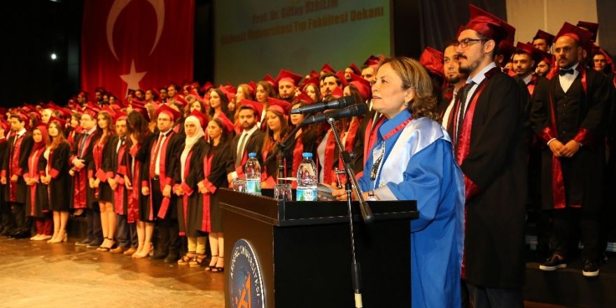 AÜ Tıp Fakültesi’nde mezuniyet sevinci