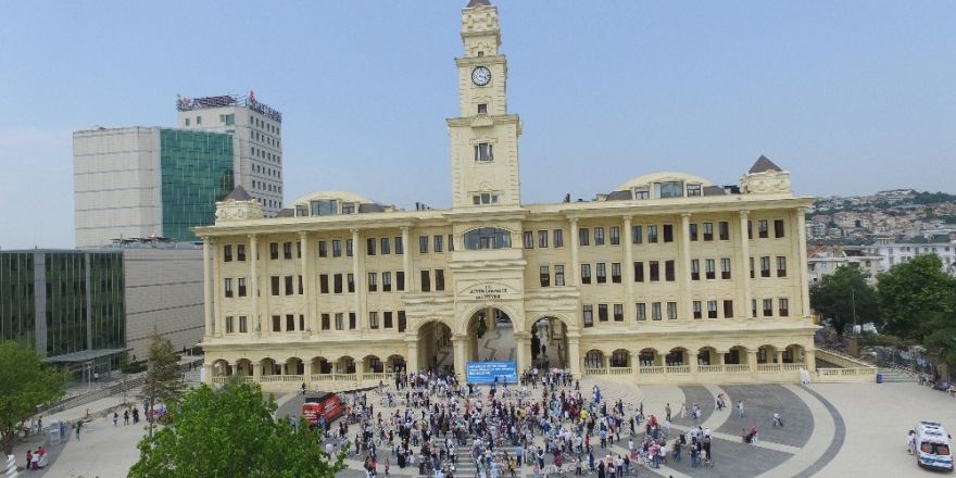Büyükçekmece’de başarılı öğrencilere bisiklet hediye edildi