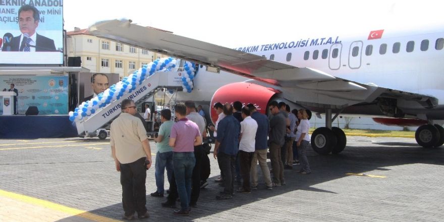 Sıcaktan bunalan vatandaşlar dev uçağın kanadının gölgesine sığındı