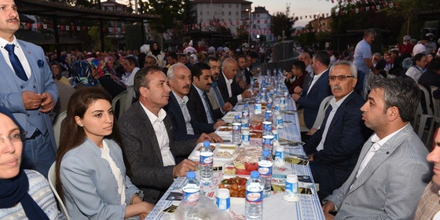 Başkan Gül iftar yemeğinde vatandaşlarla buluştu