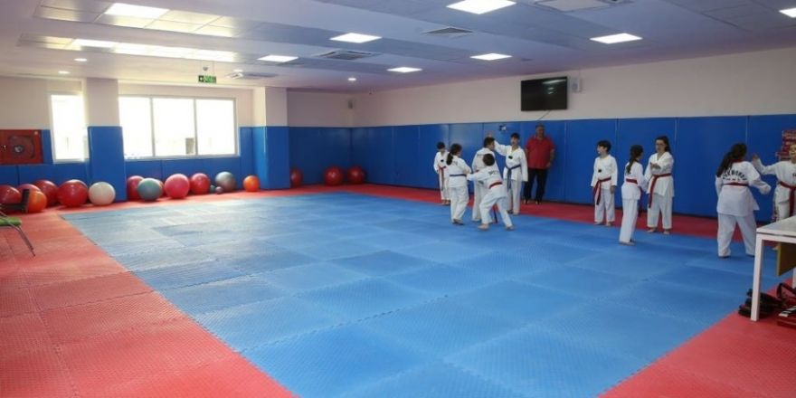 Ümraniye, üçüncü sosyal market ve spor tesisine kavuştu