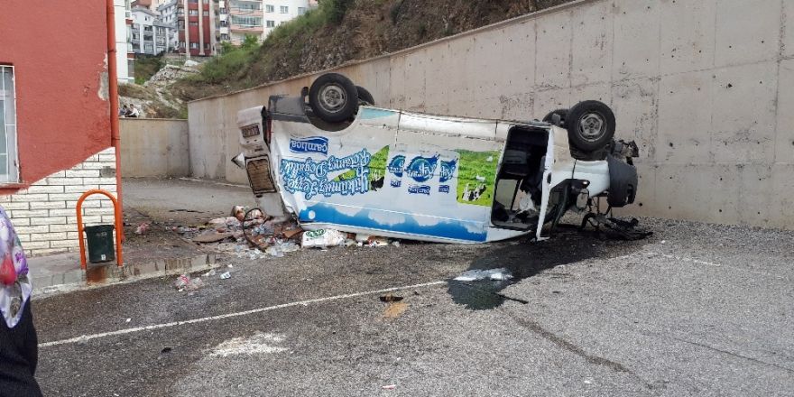 Minibüs okulun bahçesine uçtu