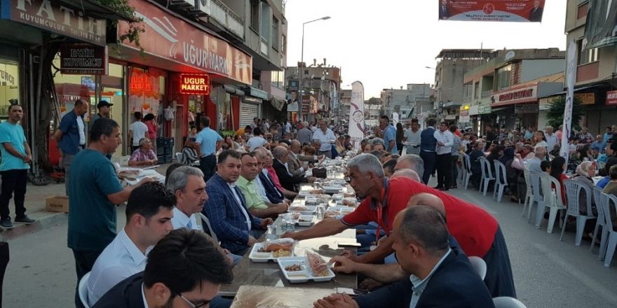 Kadirli’de 15 bin kişi sokak iftarında orucunu açtı
