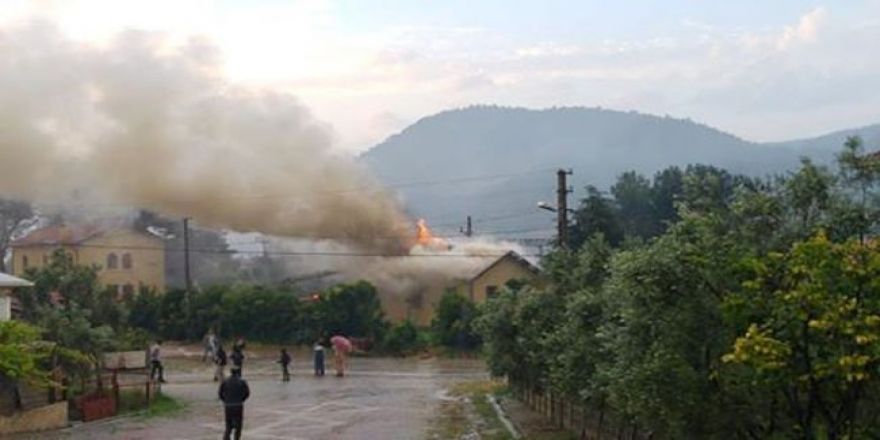 Yıldırım düşen lojmanda yangın çıktı