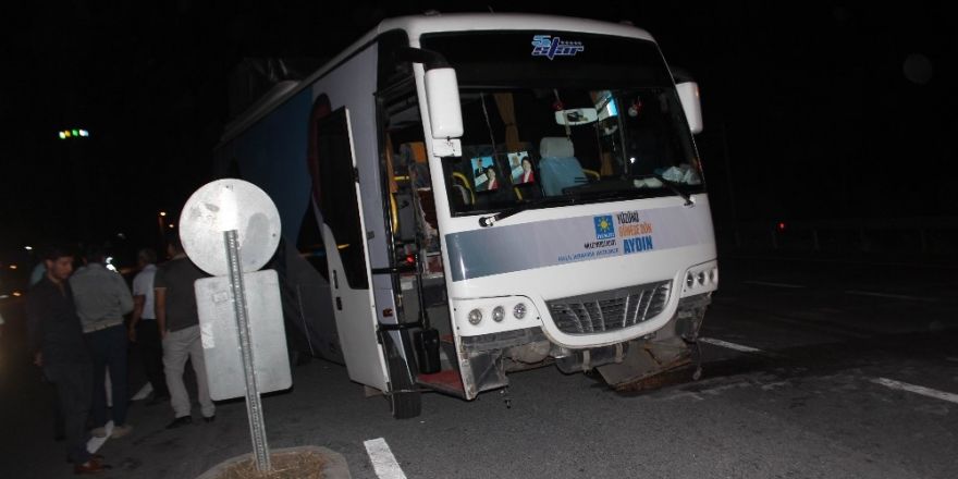 Seçim otobüsü ile otomobil çarpıştı: 6 yaralı