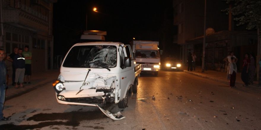 Motosiklet kamyonete çarptı: 1 Ölü, 1 Yaralı